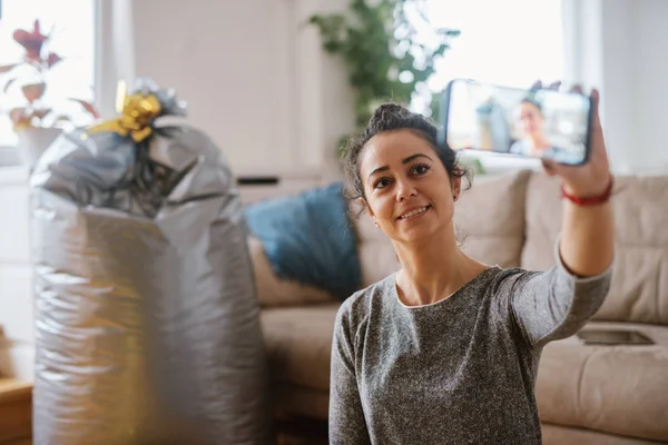 Žena Selfie Obývacím Pokoji Selektivní Fokus Chytrý Telefon — Stock fotografie