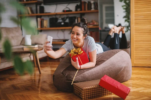 Žena Selfie Vánoční Dárky Vleže Lazy Bag Interiér Obývacího Pokoje — Stock fotografie