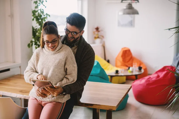 Paar Tablet Kijken Terwijl Leunend Tabel Interieur — Stockfoto