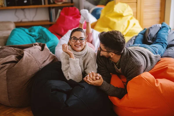 Tembel Torbaları Üzerinde Yalan Tutan Bir Çift Eller Oturma Odası — Stok fotoğraf