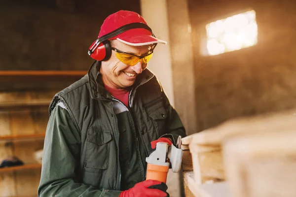 Felice Falegname Anziano Uniforme Professionale Che Lavora Con Strumento Smerigliatrice — Foto Stock