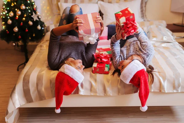 Девушки Лежащие Кровати Держащие Подарки Рождественские Каникулы — стоковое фото