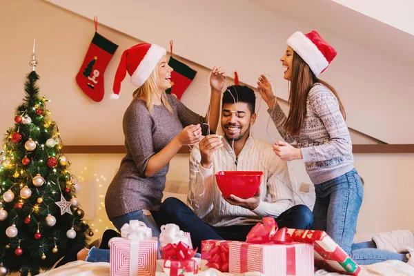 Amici felici godersi il Natale — Foto Stock