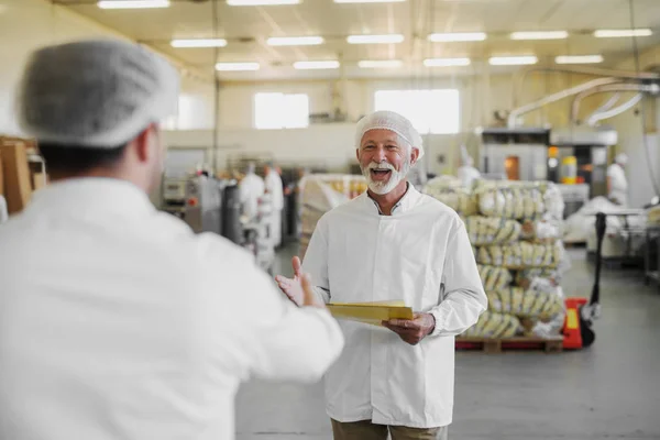 Imagem Idoso Maduro Alegre Com Roupas Estéreis Fábrica Alimentos Feliz — Fotografia de Stock