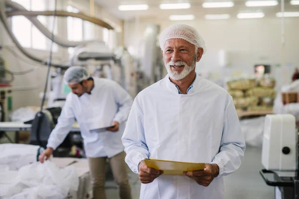 Pai Filho Verificando Produtos Sua Fábrica Alimentos Homem Maduro Roupas — Fotografia de Stock