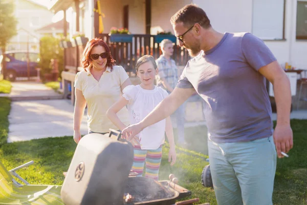 Foto Van Grote Gelukkige Familie Die Barbecues Maakt Hun Achtertuin — Stockfoto