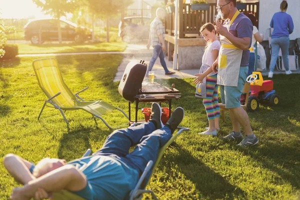 Wesoła Kuchnia Rodzinna Grillem Podwórku Szczęśliwy Rodzinny Grill — Zdjęcie stockowe