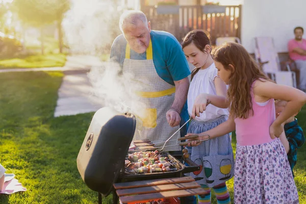 Gelukkig Familie Koken Grill Outdoor — Stockfoto