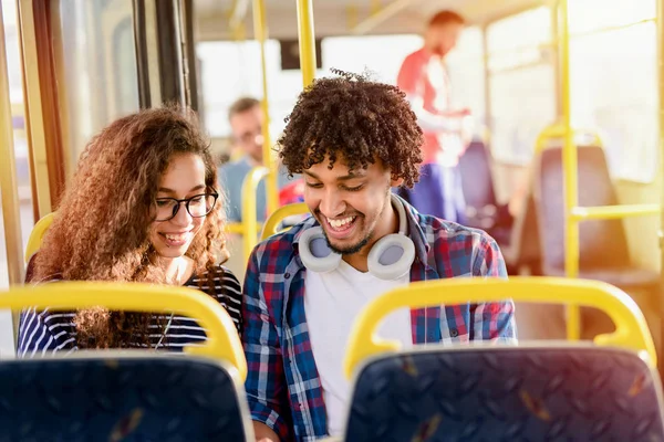 Image Jeune Couple Course Mixte Mignon Assis Dans Bus Parlant — Photo