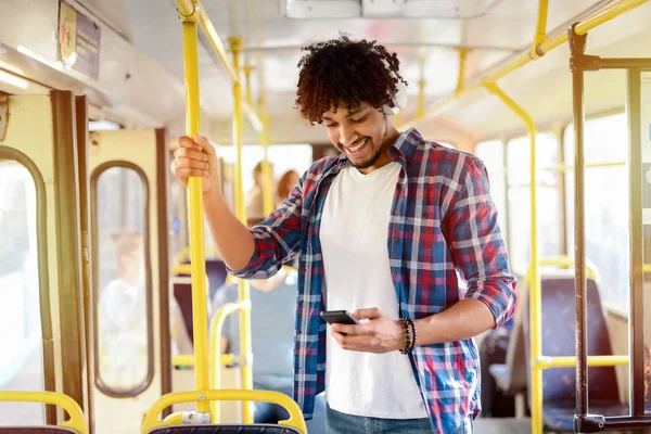 Молодой Красивый Веселый Мужчина Стоящий Автобусе Пользующийся Мобильным Телефоном — стоковое фото