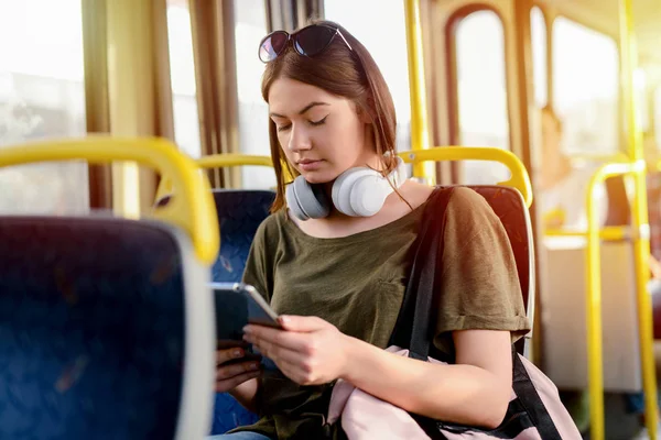 Une Jeune Étudiante Sérieuse Assise Dans Bus Regardant Son Téléphone — Photo