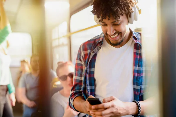 Joven Afroamericano Moderno Sentado Solo Transporte Público Escuchando Música Esperando — Foto de Stock