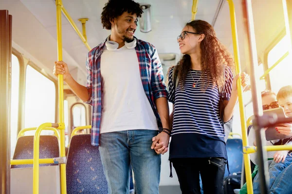 Junger Glücklicher Mann Und Frau Händchen Haltend Bus — Stockfoto