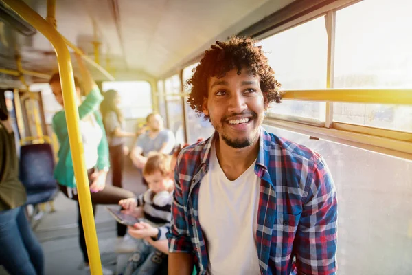 Молодий Афроамериканець Спирався Бар Автобусі Посміхаючись Дивитися Вбік — стокове фото