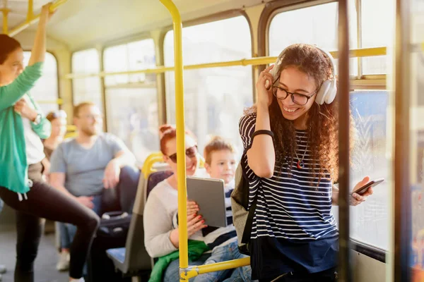 Unga Attraktiva Människor Reser Med Buss — Stockfoto