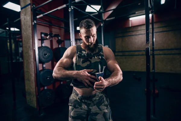 Homem Barbudo Caucasiano Muscular Apertando Colete Estilo Militar Ginásio Crossfit — Fotografia de Stock