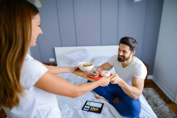 Cuidado Romántico Joven Mujer Trayendo Desayuno Cama Novio Casa — Foto de Stock