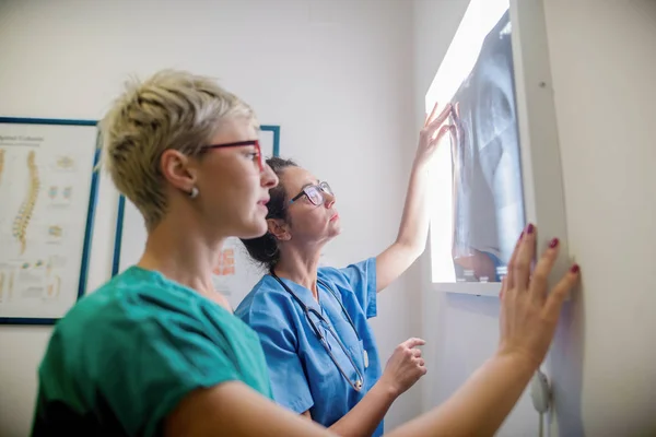 Ортопеди Дивляться Рентгенівський Знімок Консультаційна Кімната Інтер — стокове фото