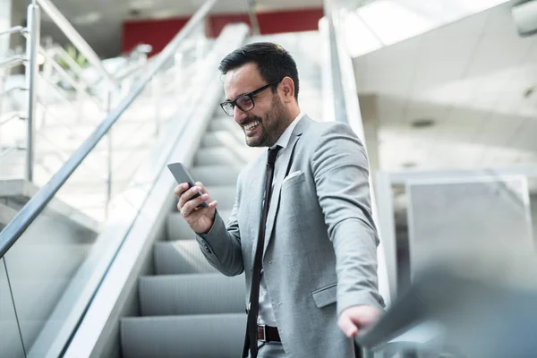 Lachende Zakenman Schrijven Lezen Sms Bericht Naar Beneden Roltrap — Stockfoto