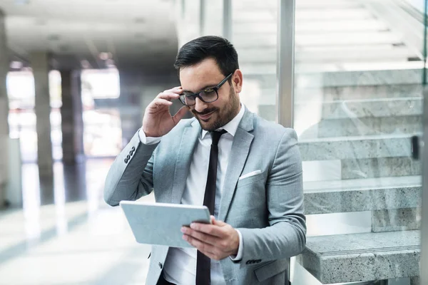 Felice Uomo Affari Leggendo Notizie Sul Dispositivo Tablet Tenendo Gli — Foto Stock