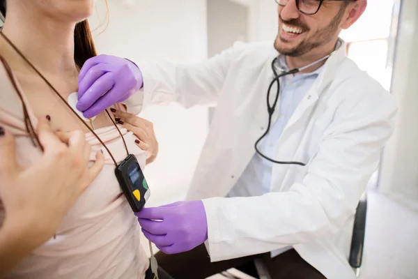 Mladá Žena Nosí Holter Monitor Zařízení Zatímco Lékař Kontrolu Její — Stock fotografie