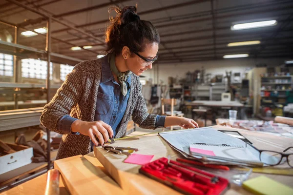 Ingeniera Industrial Que Trabaja Con Cinta Métrica Taller — Foto de Stock