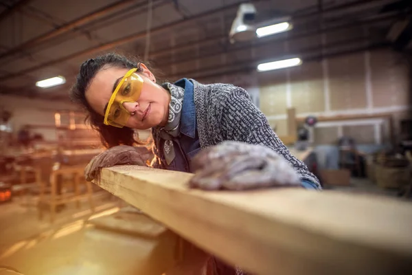Hardworking Female Carpenter Working Wood Workshop — Stock Photo, Image
