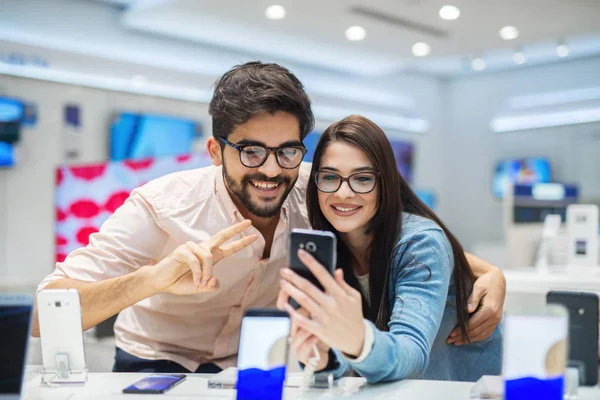 Alegre Hermosa Pareja Joven Brillante Gran Tienda Electrónica Pruebas Teléfono — Foto de Stock