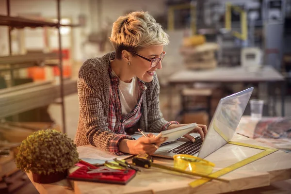 Linda Engenheira Jovem Criativa Trabalhando Laptop Suas Oficinas — Fotografia de Stock