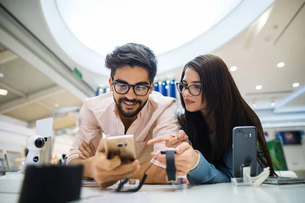 Linda Pareja Joven Tienda Electrónica Probando Algunos Teléfonos Nuevos Búsqueda — Foto de Stock