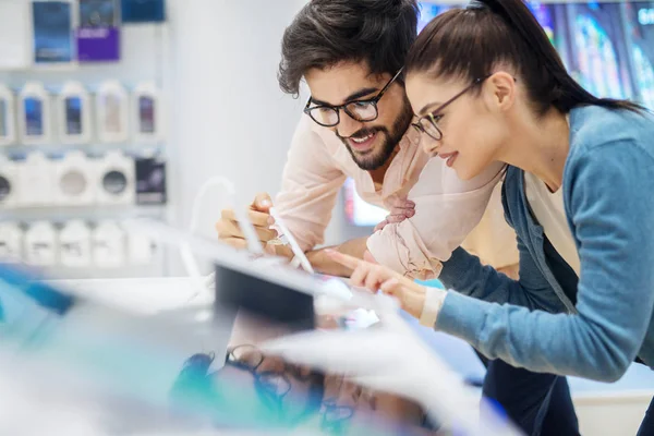 Alegre Linda Pareja Elegir Nueva Tableta Tienda Electrónica Mirando Tableta — Foto de Stock