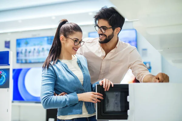 Casal Escolheu Microondas Que Eles Querem Comprar — Fotografia de Stock