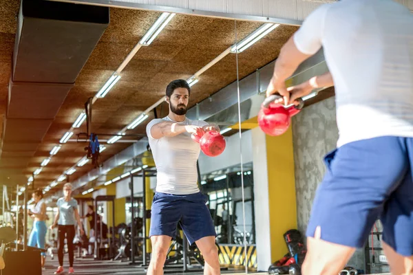 Imagen Hombre Deportivo Fuerte Enfocado Levantando Peso Gimnasio Pie Frente —  Fotos de Stock