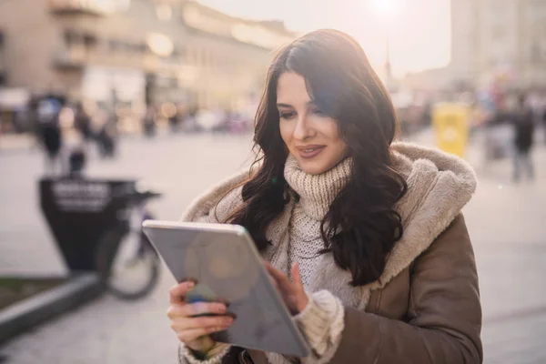 Tablet Kullanma Soğuk Havalarda Sokakta Duran Güzel Kadın — Stok fotoğraf