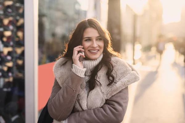 Frau Mit Smartphone Weit Anrufen Und Die Straße Hinuntergehen Hintergründigen — Stockfoto