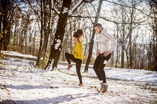 Deportivo Joven Pareja Trotando Invierno Ropa Deportiva Entrenamiento Aire Libre — Foto de Stock