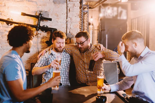 Jóvenes Hombres Barbudos Felices Beber Con Cerveza Pub Divertirse — Foto de Stock