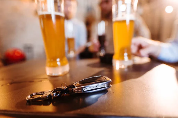 Autós Kulcsok Asztalon Háttér Férfiak Sört Belső Pub — Stock Fotó