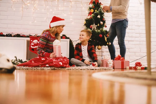 幸福家庭庆祝圣诞节在家坐在地板下格子在圣诞树附近 — 图库照片