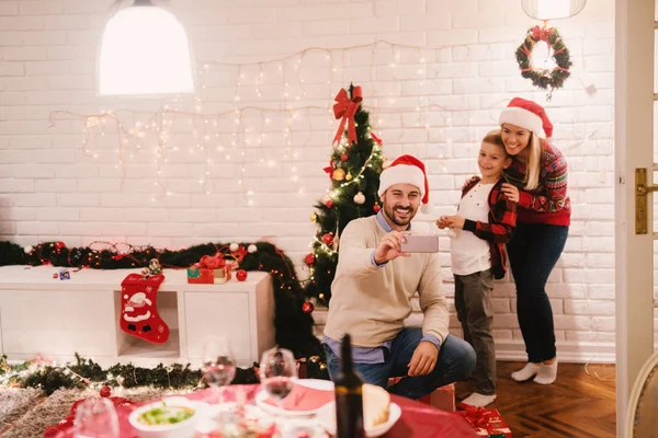 Rodiče a malý syn slaví Vánoce — Stock fotografie