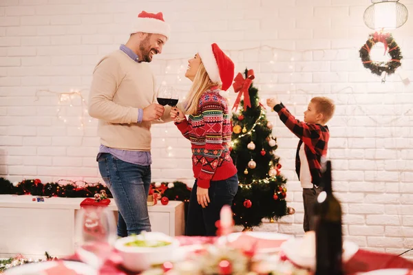 Ευτυχισμένη Οικογένεια Γιορτάζει Χριστούγεννα Στο Σπίτι Γονείς Πίνοντας Κρασί Κοντά — Φωτογραφία Αρχείου