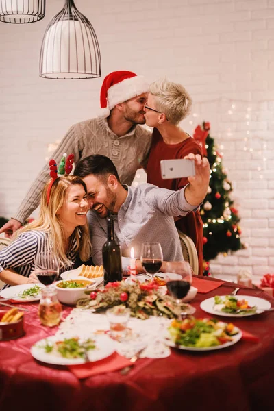 Glückliche Freunde feiern Weihnachten — Stockfoto