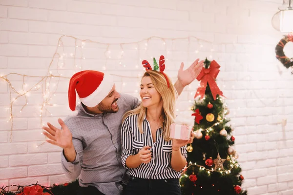 Casal feliz celebrando o Natal — Fotografia de Stock