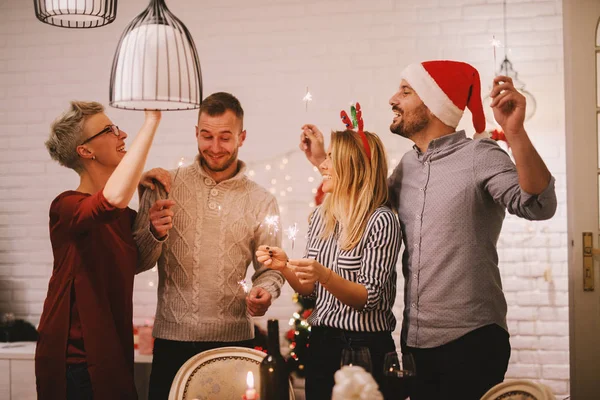 Amigos felizes celebrando o Natal — Fotografia de Stock