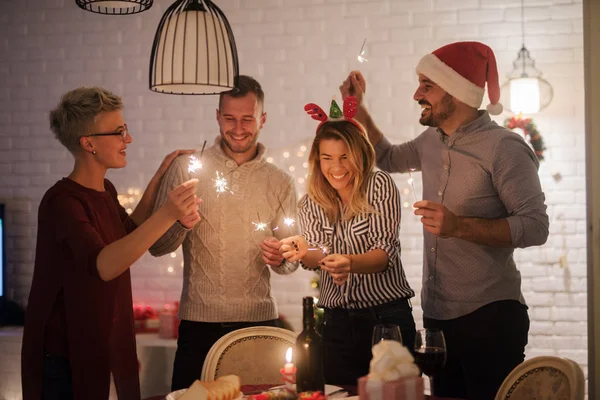 Amici felici che celebrano il Natale — Foto Stock