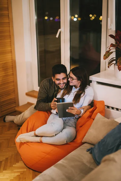 Vrouw Zittend Een Luie Tas Video Tonen Tablet Man Zit — Stockfoto