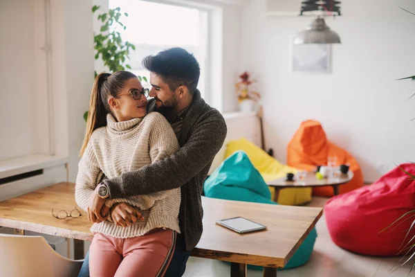 Pareja Abrazándose Mirándose Mientras Apoyan Sobre Mesa Interior Del Hogar — Foto de Stock