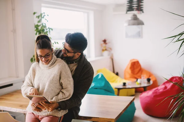 Paar Tablet Kijken Terwijl Leunend Tabel Interieur — Stockfoto