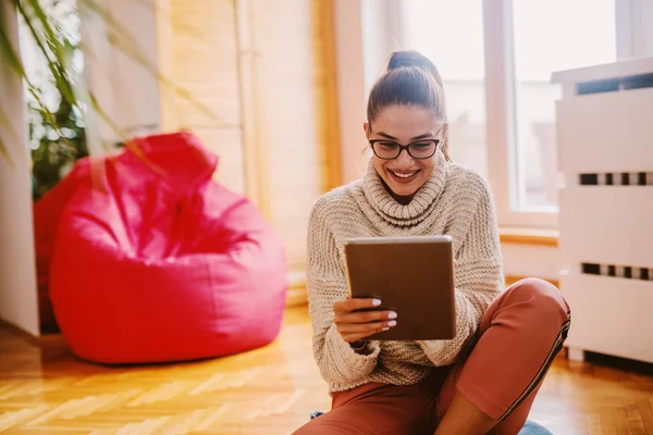 Yerde Oturma Odasında Otururken Tablet Kullanan Mutlu Beyaz Kadın Arka — Stok fotoğraf