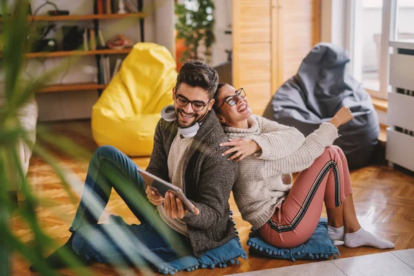 Gelukkige Paar Vergadering Rug Aan Rug Vloer Woonkamer Tijdens Het — Stockfoto